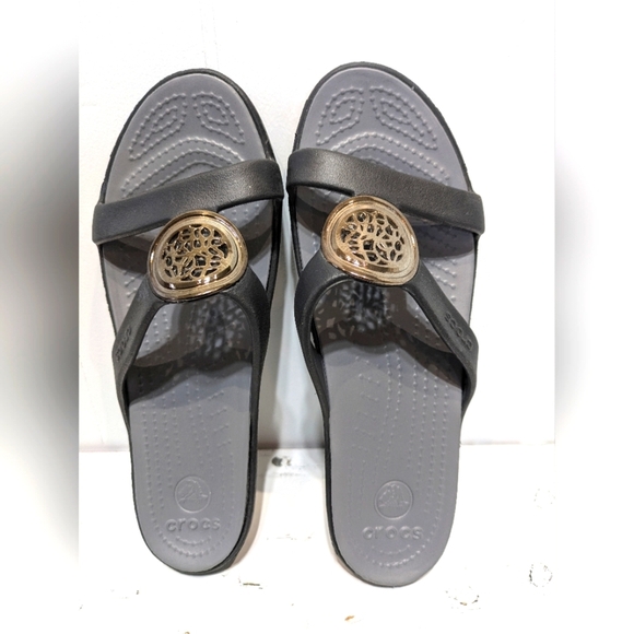 Crocs Sanrah Sandals Black Gold Leaf Embellishment Style 14958 Size 7 Disc - Picture 1 of 6